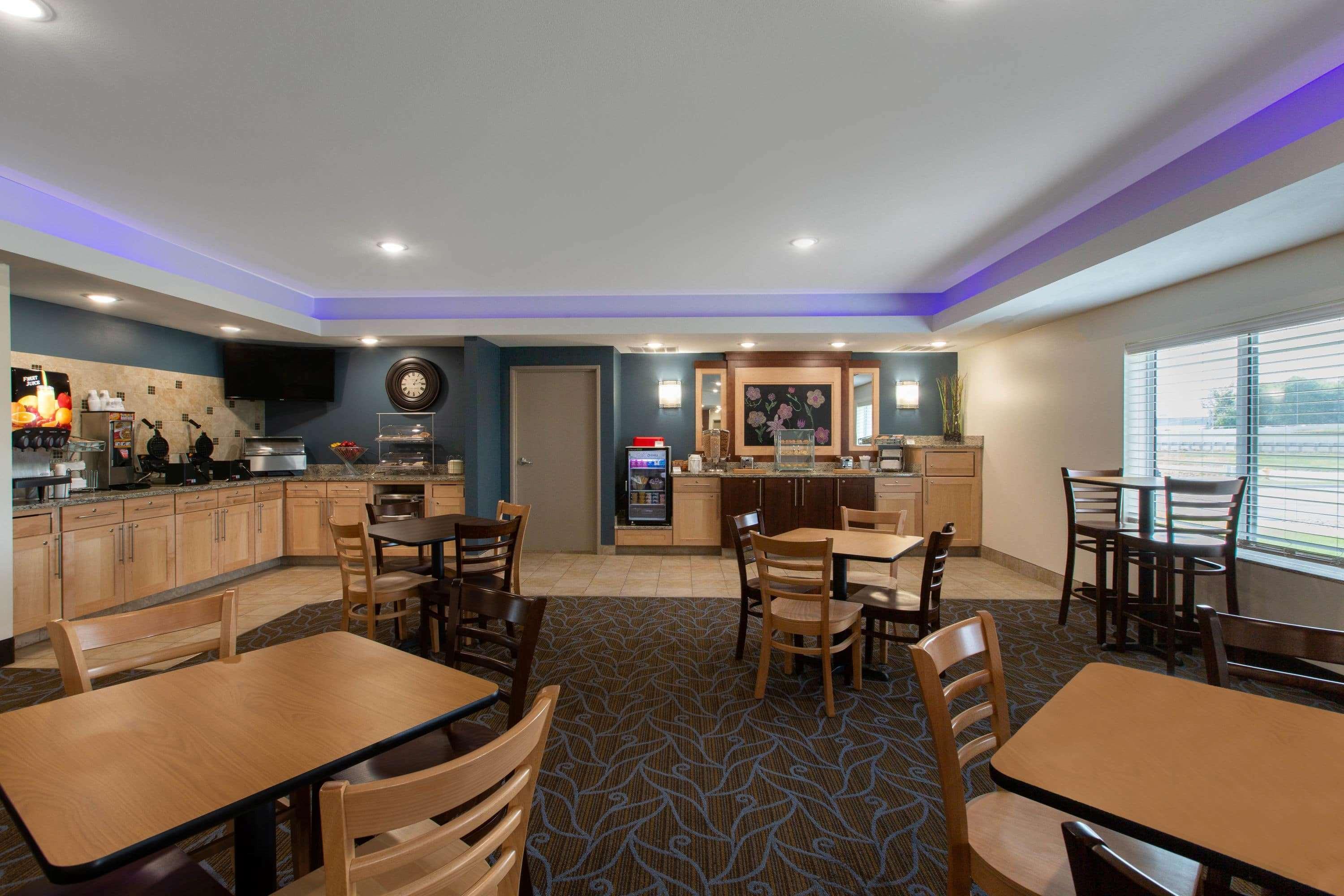 Americinn By Wyndham North Hotel