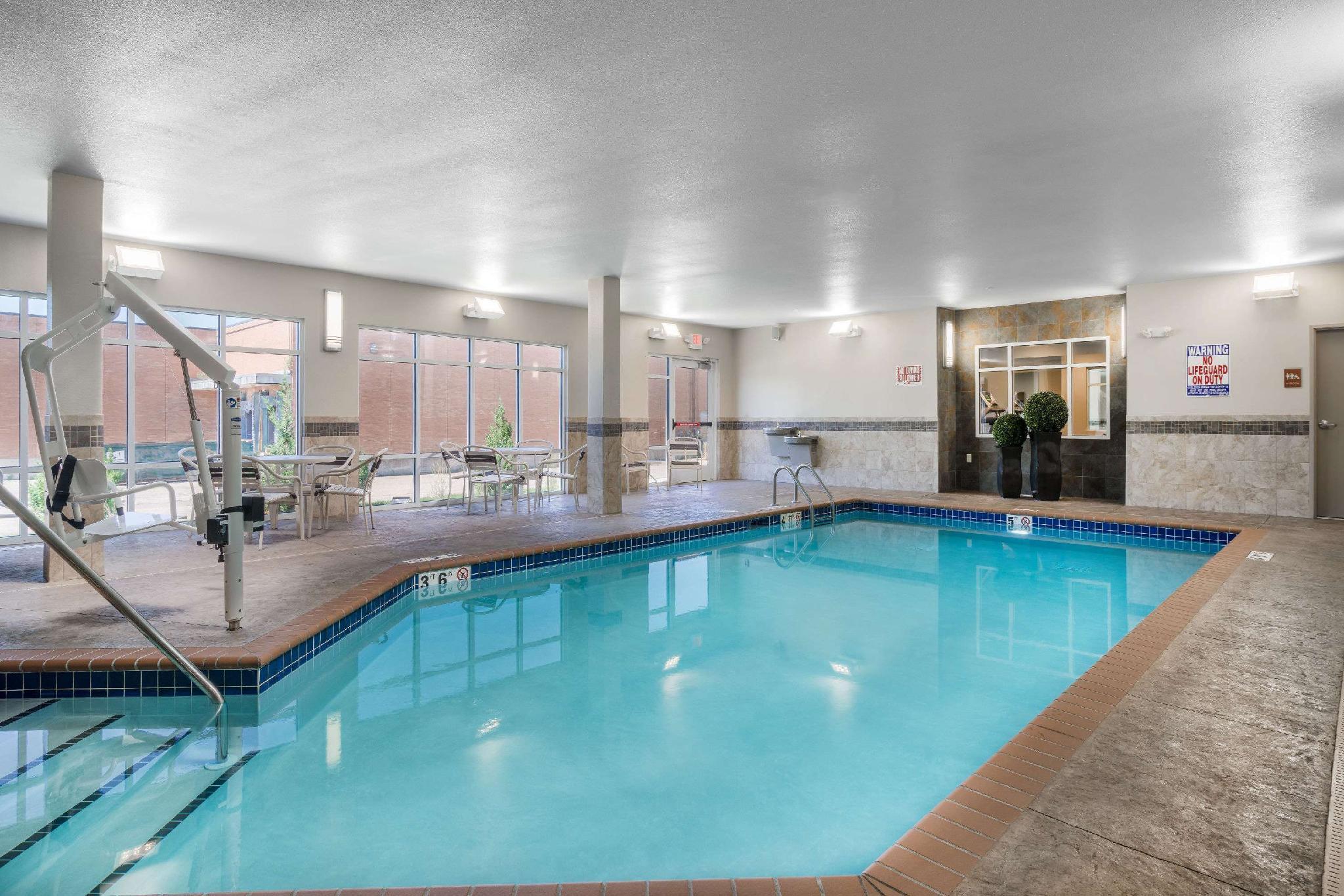 Americinn By Wyndham North Hotel
